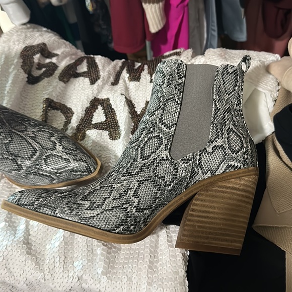Snakeskin ankle bootie - Picture 3 of 3